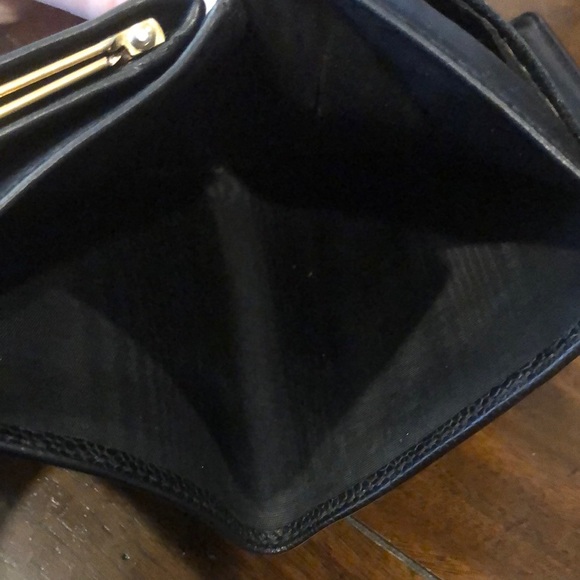 CHANEL Caviar Skin CC Logo Black Bifold Kiss Lock Wallet 3-1/2”x4-1/2” Authentic - Picture 16 of 17